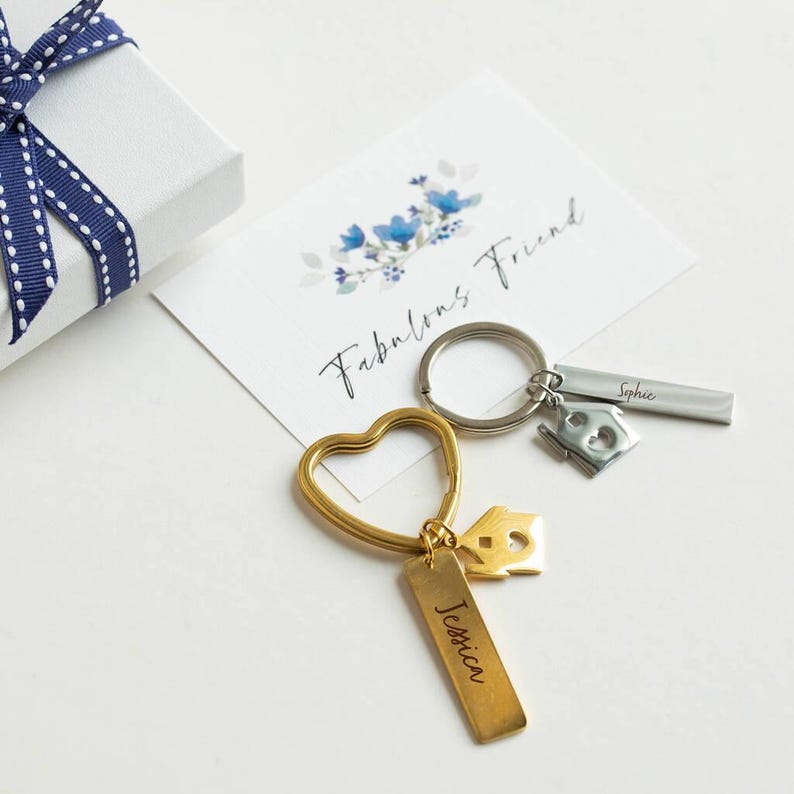 Graverad nyckelring med New Home New Beginnings - I presentask med kort bild 4