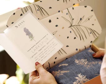 Presentask med blomma i form av en födelsedagshalsduk - roséguldtryck, meningsfull födelsedagspresent till mamma, mormor eller vän