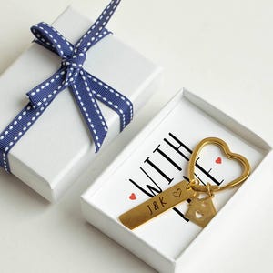 Graverad nyckelring med New Home New Beginnings - I presentask med kort bild 2