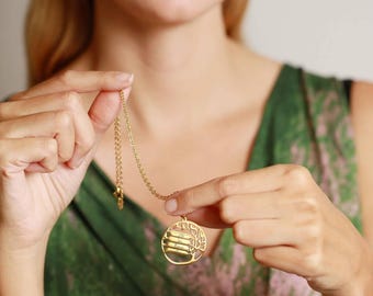 Family Tree Circle Pendant Name Necklace - Gift for Mum, Family Keepsake
