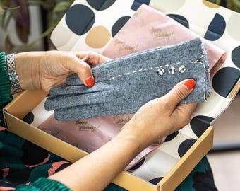 Handschoenen met touchscreen van merinowol en knopen met Schotse ruit: gezellig wintercadeau voor dames.