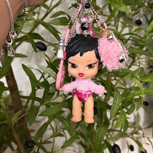Llavero personalizado Bratz Babyz Jade Doll Runways con amuleto esponjoso para bolso de teléfono - Juguete nostálgico coleccionable Y2K ¡OTRAS MUÑECAS DISPONIBLES!