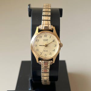 シチズン セブン レディース腕時計 22mm ゴールド文字盤 ゴールドトーン ラウンドケース ストレッチストラップ ヴィンテージ エレガント クラシック タイムピース コレクターズアクセサリー