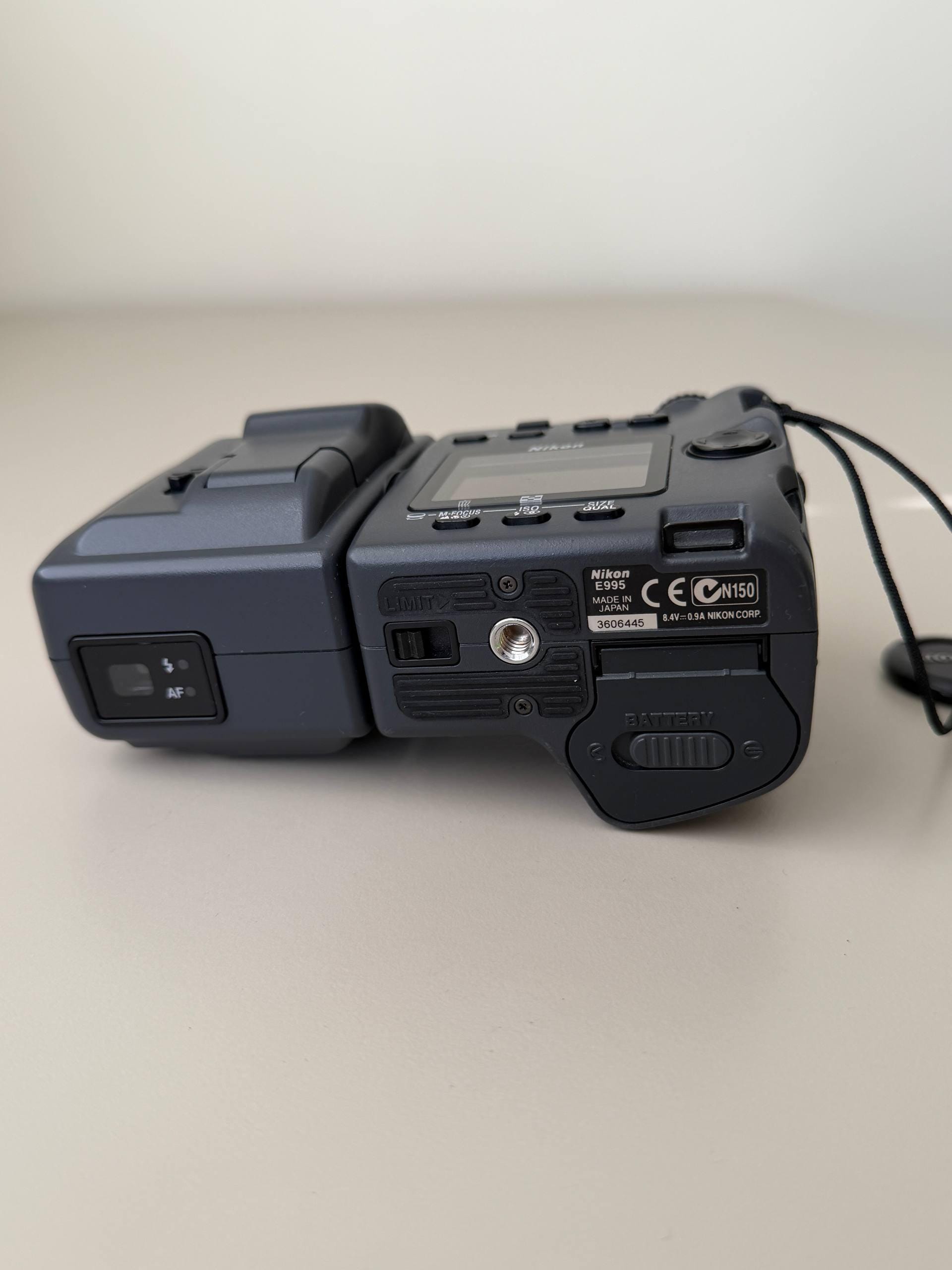 Nikon Coolpix E995 Digital Camera Y2K Style Includes Charger
