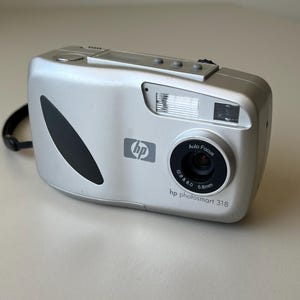 HP Photosmart 318 Digital Camera 2.3MP Y2K 2000s retro compact collectible C8900A LCD 2x Zoom working early digital CF Card Rare