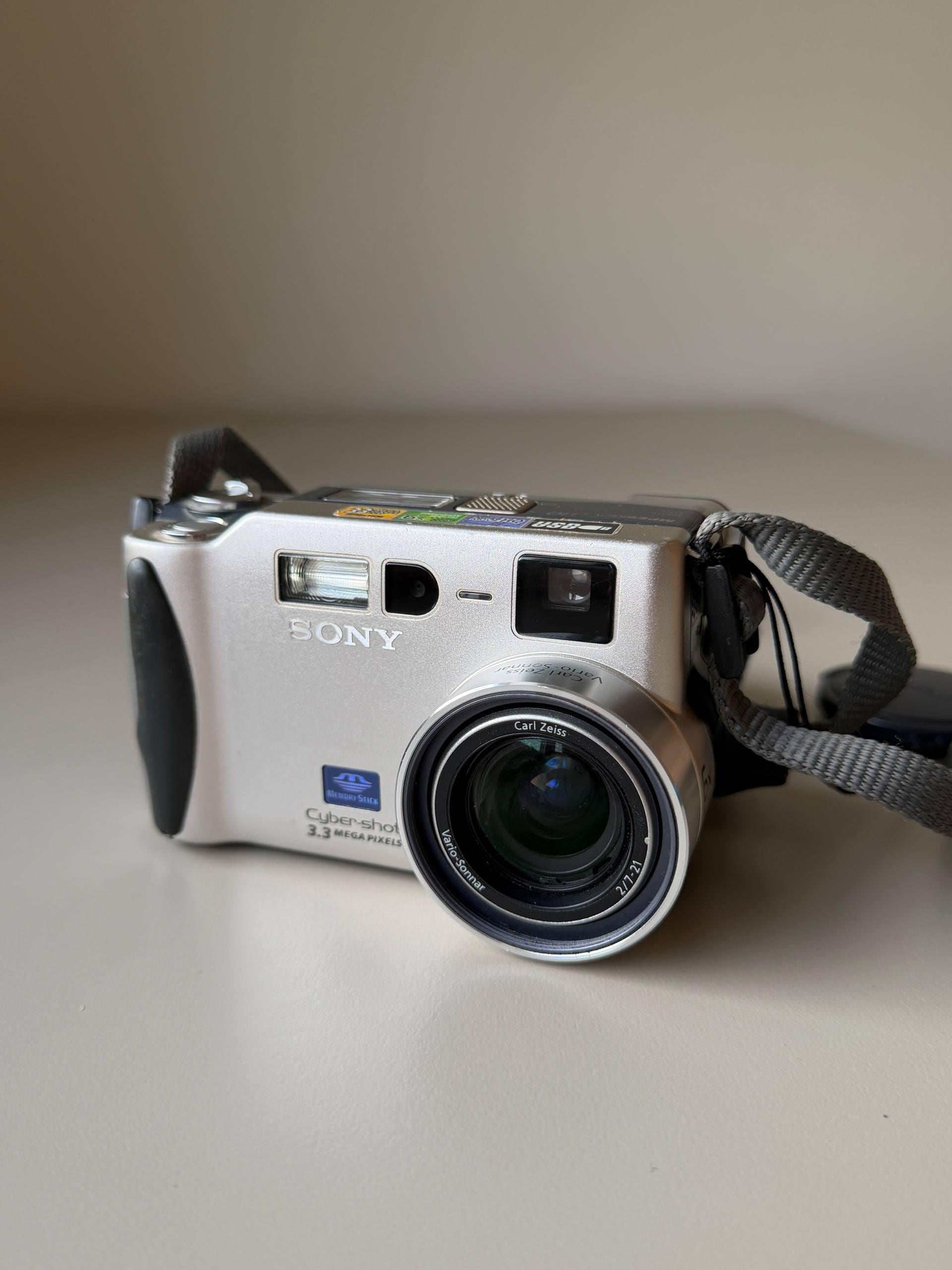 Bridge SONY DSC-H50 + batteries + Memory Stick 2GB