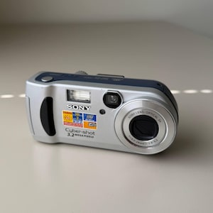 Sony Cyber Shot DSC P71 3MP digitale camera Vintage Y2K zilveren pocketdigicam begin jaren 2000 Retro fotografie verzamelobject Compact technisch cadeau