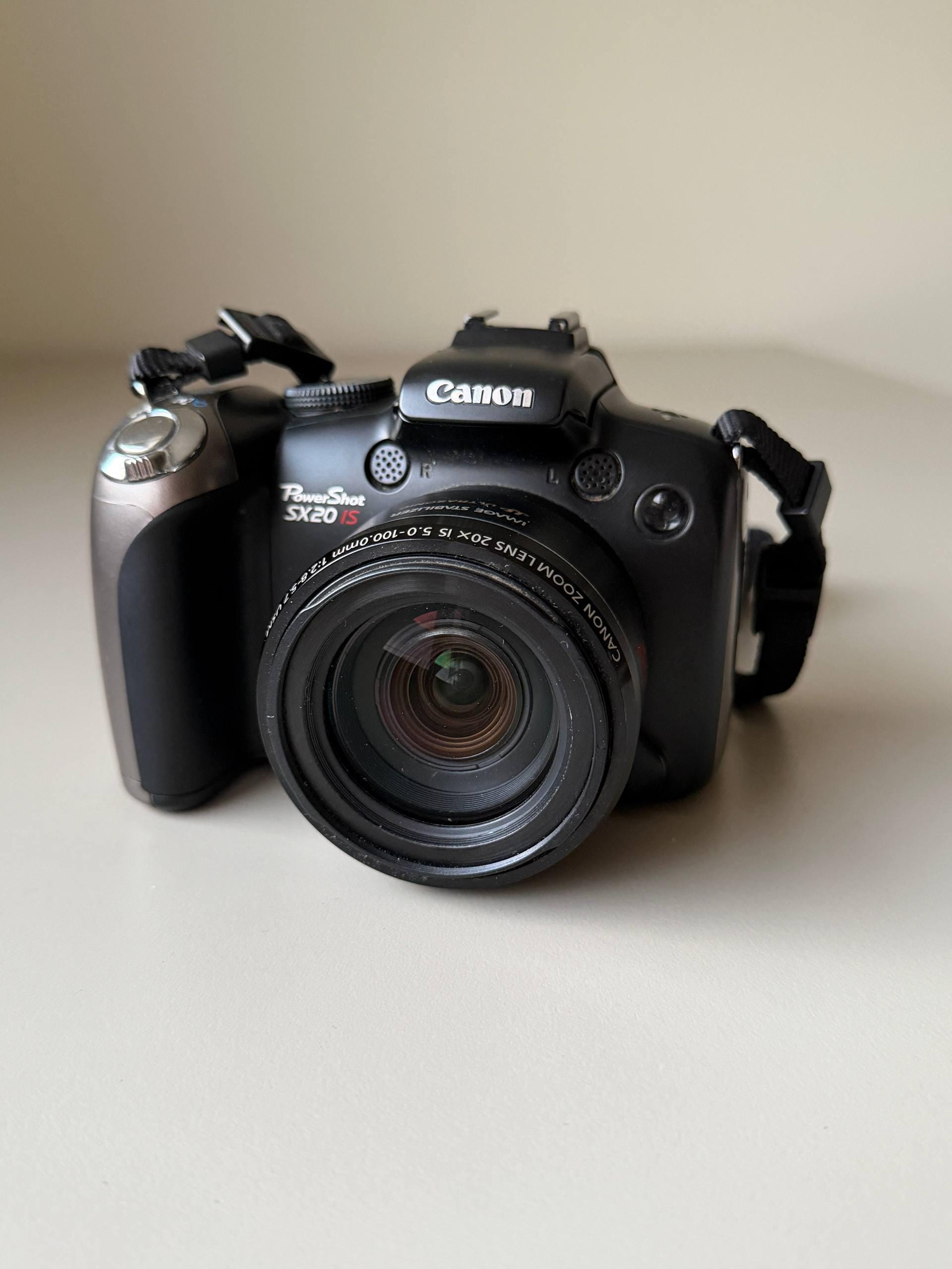 Canon Powershot SX20 IS 12MP Digital Camera 20x Optical Zoom Flip 
