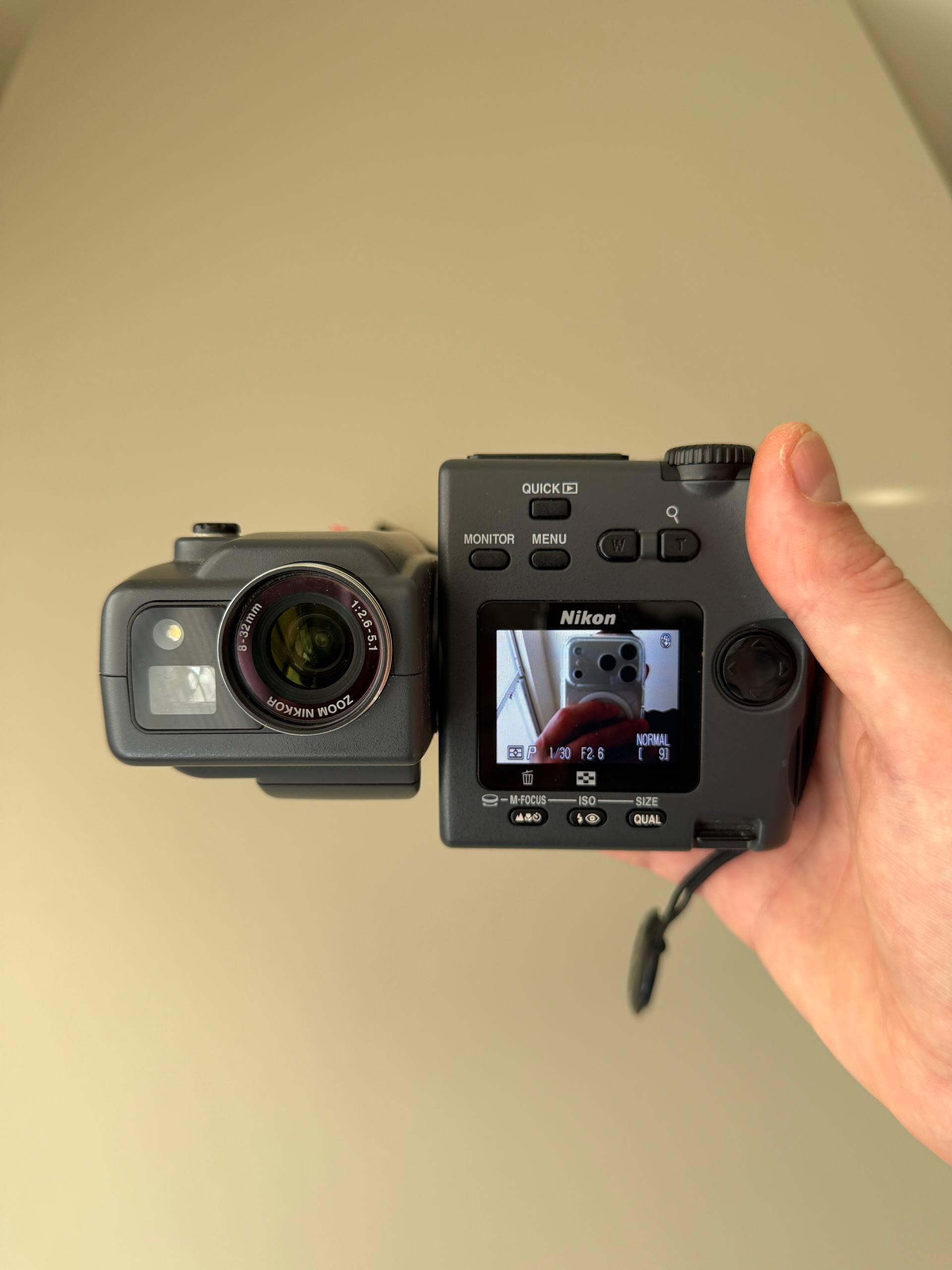 Nikon Coolpix E995 Digital Camera Y2K Style Includes Charger