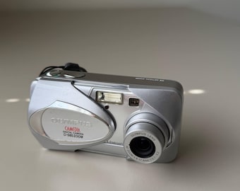 Olympus Camedia D580 Zoom 4MP Digitale Camera Vintage Y2K Retro Fotografie Compacte Digicam Zilver Pocket Tech Verzamelobject Vakantie