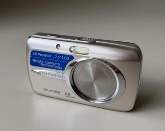 Olympus Stylus 600 digitalkamera silver 6.0MP allväders vintage år 2000 retro kompakt fickkamera