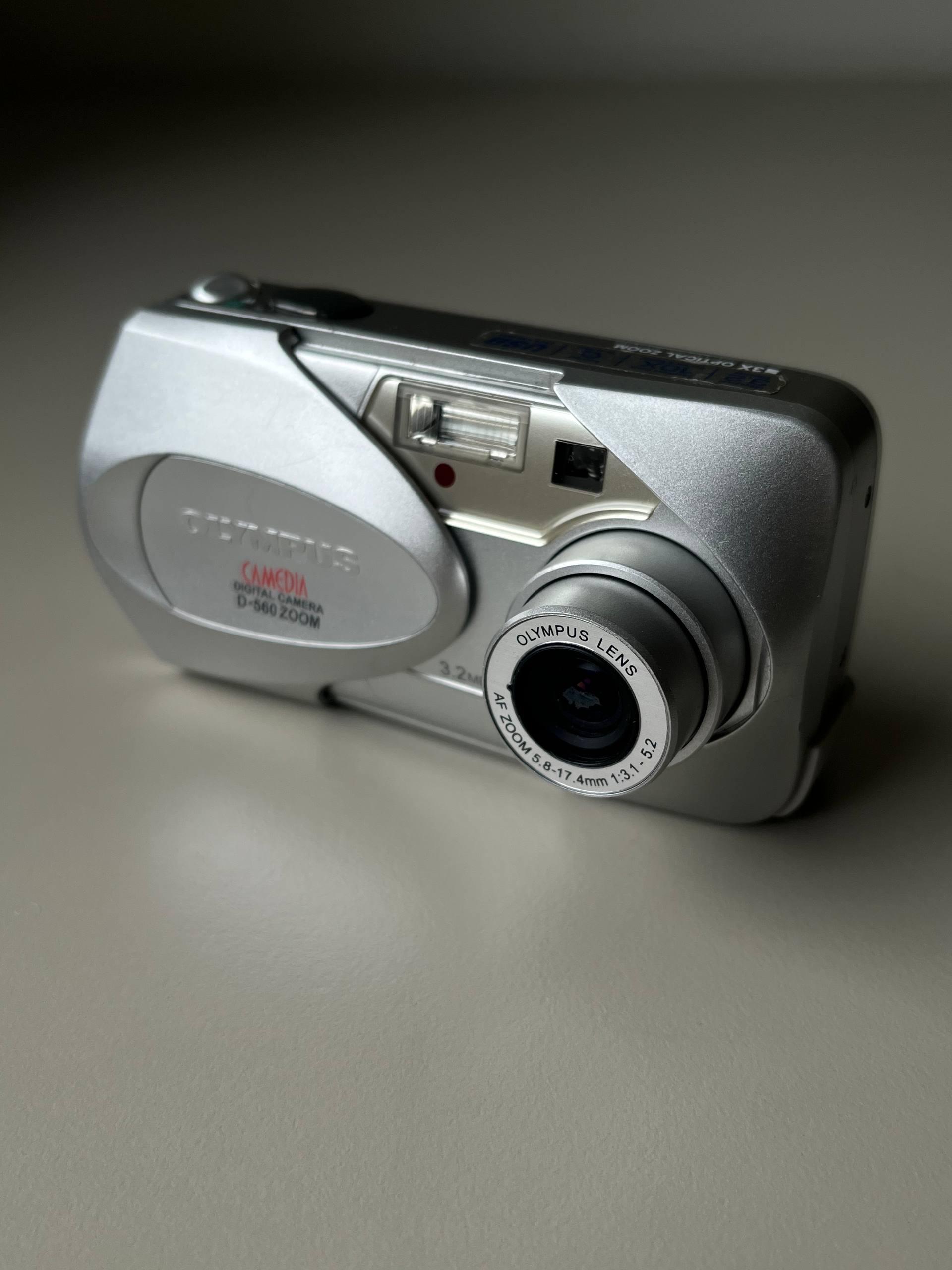 Olympus CAMEDIA D-560 Zoom 3.2MP Digital Camera Silver 3x Optical