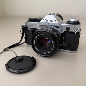 Cámara réflex Canon AE 1 Program de 35 mm, objetivo Canon 50 mm F1.8 FD, kit clásico de fotografía vintage con accesorios incluidos.