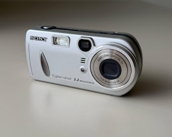 Sony Cyber-Shot DSC-P72 Digitalkamera Silber 3,2MP Vintage Y2K Retro 2000er Jahre Compact Pocket Digicam