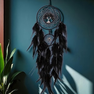 Baum des Lebens Traumfänger mit schwarzen Federn | Boho Gothic Wandbehang | Dunkelgrün Blau Schlafzimmer Dekor | Über dem Bett Kunst