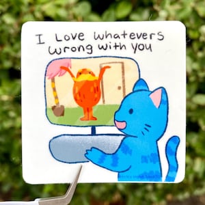 Puede incluir: Una pegatina cuadrada con el texto "I Love whatever's wrong with you". Muestra un gato azul mirando una caricatura en una pantalla de ordenador. La caricatura muestra una criatura naranja con los brazos levantados.