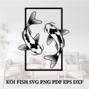 Pode incluir: Um gráfico digital em preto e branco com dois peixes koi nadando dentro de uma moldura retangular. Os peixes têm barbatanas detalhadas e padrões manchados. O texto KOI FISH SVG PNG PDF EPS DXF é exibido em preto na parte inferior.