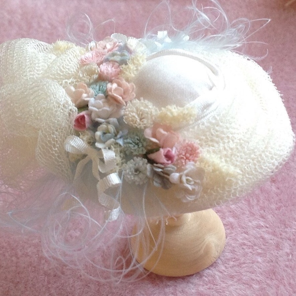 A beautiful 1/12 scale handmade dollhouse miniature  ivory silk hat