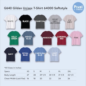 Puede incluir: Una exhibici&oacute;n de camisetas Gildan Unisex en varios colores, incluyendo blanco, negro y azul marino. La imagen muestra las camisetas con el texto "G640 Gildan Unisex T-Shirt 64000 Softstyle". Las especificaciones de tallas se enumeran en pulgadas.