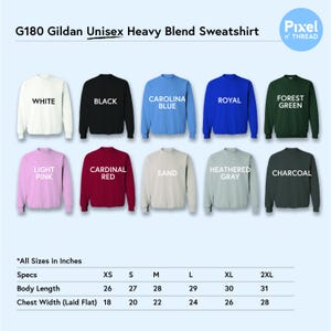 Puede incluir: Una selecci&oacute;n de sudaderas Gildan Unisex Heavy Blend en varios colores, incluyendo blanco, negro y azul Carolina. La imagen tambi&eacute;n muestra una tabla de tallas con medidas en pulgadas para la longitud del cuerpo y el ancho del pecho.