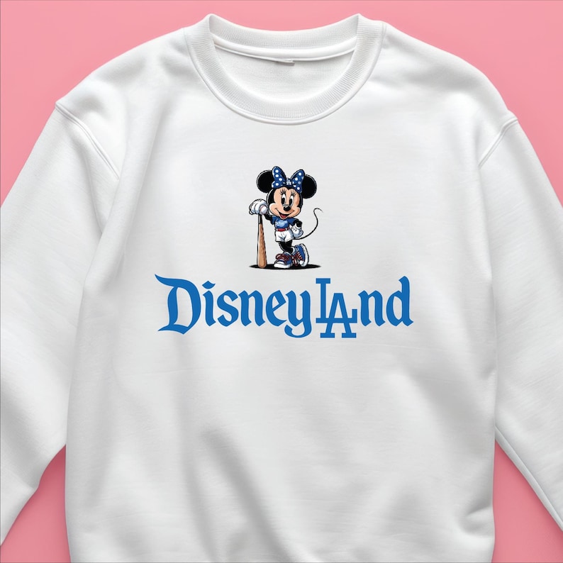 Sudadera de Minnie o Mickey LA, camiseta de Disney LA, regalo divertido para fanáticos del béisbol, camiseta deportiva de Disneyland imagen 1