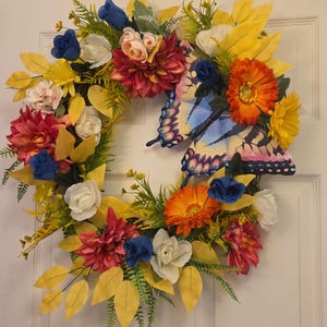 Lebendiger Blumenkranz mit einem Schmetterlingszeichenakzent