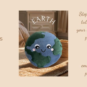 Puede incluir: Un cojín de peluche de la Tierra con una cara sonriente, océanos azules y continentes verdes. La imagen incluye el texto "EARTH", "2 tamaños 5x5 8x8" y "Tutorial paso a paso para tu peluche hecho a mano, patrón de bordado ITH".