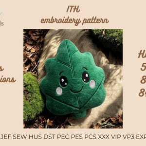 Könnte beinhalten: Ein grünes, blattförmiges Stickmuster mit einem lächelnden Gesicht und weißen Akzenten. Der Text enthält: "ITH embroidery pattern", "3 Größen, 2 Versionen" und Stickrahmen-Größen von 12,7cm x 12,7cm, 20,3cm x 20,3cm und 20,3cm x 25,4cm.
