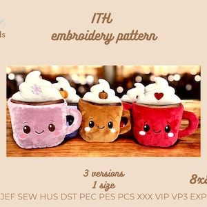 Pode incluir: Um padrão de bordado com canecas de café de pelúcia com coberturas de chantilly. As canecas são rosa, marrom e vermelha, cada uma com um rosto sorridente. O texto "ITH embroidery pattern" é exibido acima.