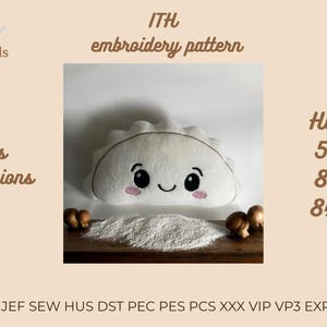 Puede incluir: Un patrón de bordado en forma de dumpling blanco con una cara sonriente, exhibido sobre una superficie de madera con harina y champiñones. La imagen incluye texto para "Tiny Tails Embroidery" y tamaños de aro.