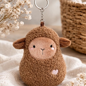 Diseño de bordado de peluche de oveja para bordar en bastidor, patrón de juguete de cordero (descarga digital)