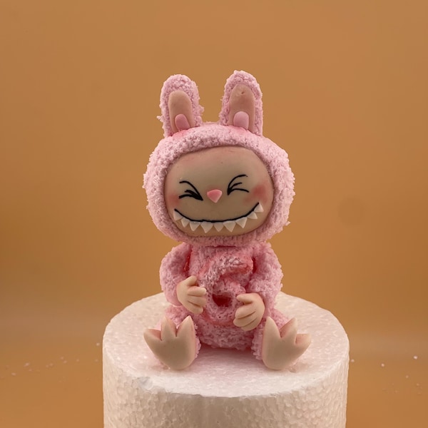 Adorno para tarta de fondant personalizable inspirado en Labu