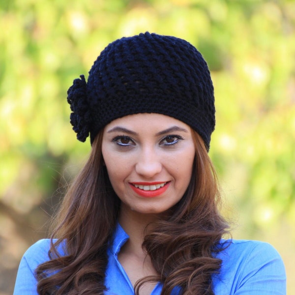 Bonnet au crochet noir avec fleur, Bonnet noir pour femme, Bonnet pour femme en laine, Accessoires d'hiver, Bonnet au crochet pour femme