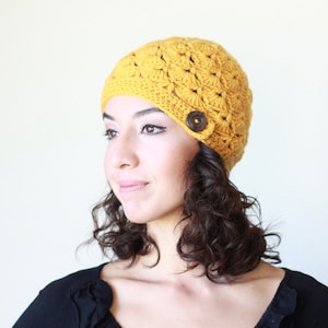 Senffarbene Mütze für Frauen mit einem Knopf, Winter leichte Mütze, Dunkelgelbe Mütze, Stilvolle handgefertigte Wollmütze, Damenhaube