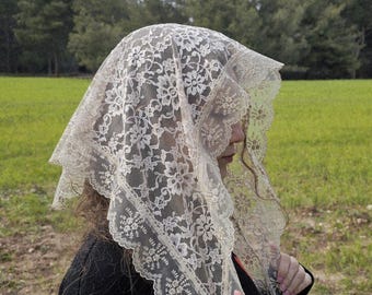 Tankleurige driehoekige kanten kerksluier voor de mis — Small Catholic Mantilla