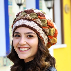 Handgestrickte Mütze für Damen, modische Herbstmütze, Geschenkidee im Herbststil und warmes Strickaccessoire für Damen
