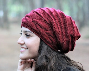 Bonnet ample en tricot bordeaux, bonnet en tricot fait main, accessoires d'hiver uniques, cadeau fait main