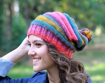 Chapeau pompon tricoté, Bonnet slouch femme, Chapeau tricoté à la main multicolore pour l’hiver, Bonnet slouchy chaud Nonitchy, Chapeau fait main avec pompon