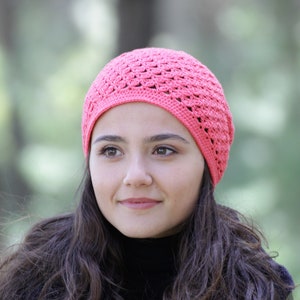 Bonnet au crochet en coton doux à la main pour femmes, chapeau Boho slouchy de couleur corail profond, couvre-chef de printemps pour peaux sensibles image 7