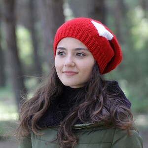 Red knit hat heart, Slouchy beanie knit, Handmade Gift for her, Girlfriend gift for Valentines Day, Valentine accessories imagem 6