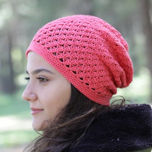 Bonnet au crochet en coton doux à la main pour femmes, chapeau Boho slouchy de couleur corail profond, couvre-chef de printemps pour peaux sensibles image 1