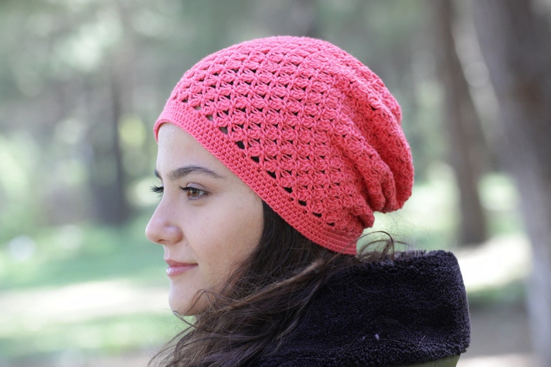 Bonnet au crochet en coton doux à la main pour femmes, chapeau Boho slouchy de couleur corail profond, couvre-chef de printemps pour peaux sensibles image 1