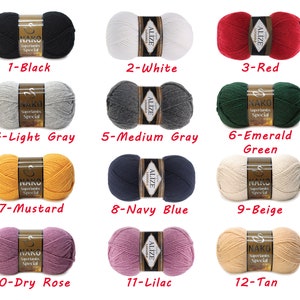 Pode incluir: Uma cole&ccedil;&atilde;o de doze novelos de l&atilde; em v&aacute;rias cores, incluindo preto, branco, vermelho, cinza claro, cinza m&eacute;dio, verde esmeralda, mostarda, azul marinho, bege, rosa seco, lil&aacute;s e castanho claro. Cada novelo &eacute; rotulado com um n&uacute;mero e um nome de cor.