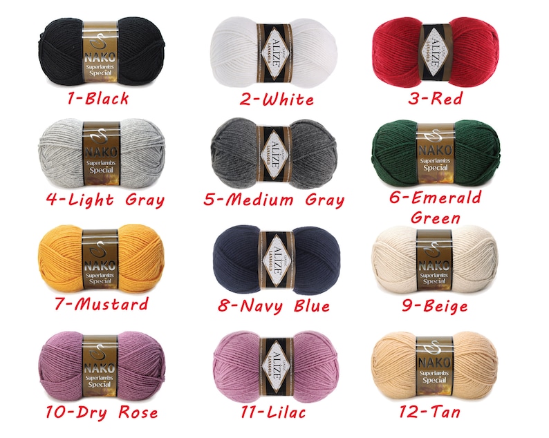 Pode incluir: Uma cole&ccedil;&atilde;o de doze novelos de l&atilde; em v&aacute;rias cores, incluindo preto, branco, vermelho, cinza claro, cinza m&eacute;dio, verde esmeralda, mostarda, azul marinho, bege, rosa seco, lil&aacute;s e castanho claro. Cada novelo &eacute; rotulado com um n&uacute;mero e um nome de cor.