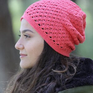 Bonnet au crochet en coton doux à la main pour femmes, chapeau Boho slouchy de couleur corail profond, couvre-chef de printemps pour peaux sensibles image 4