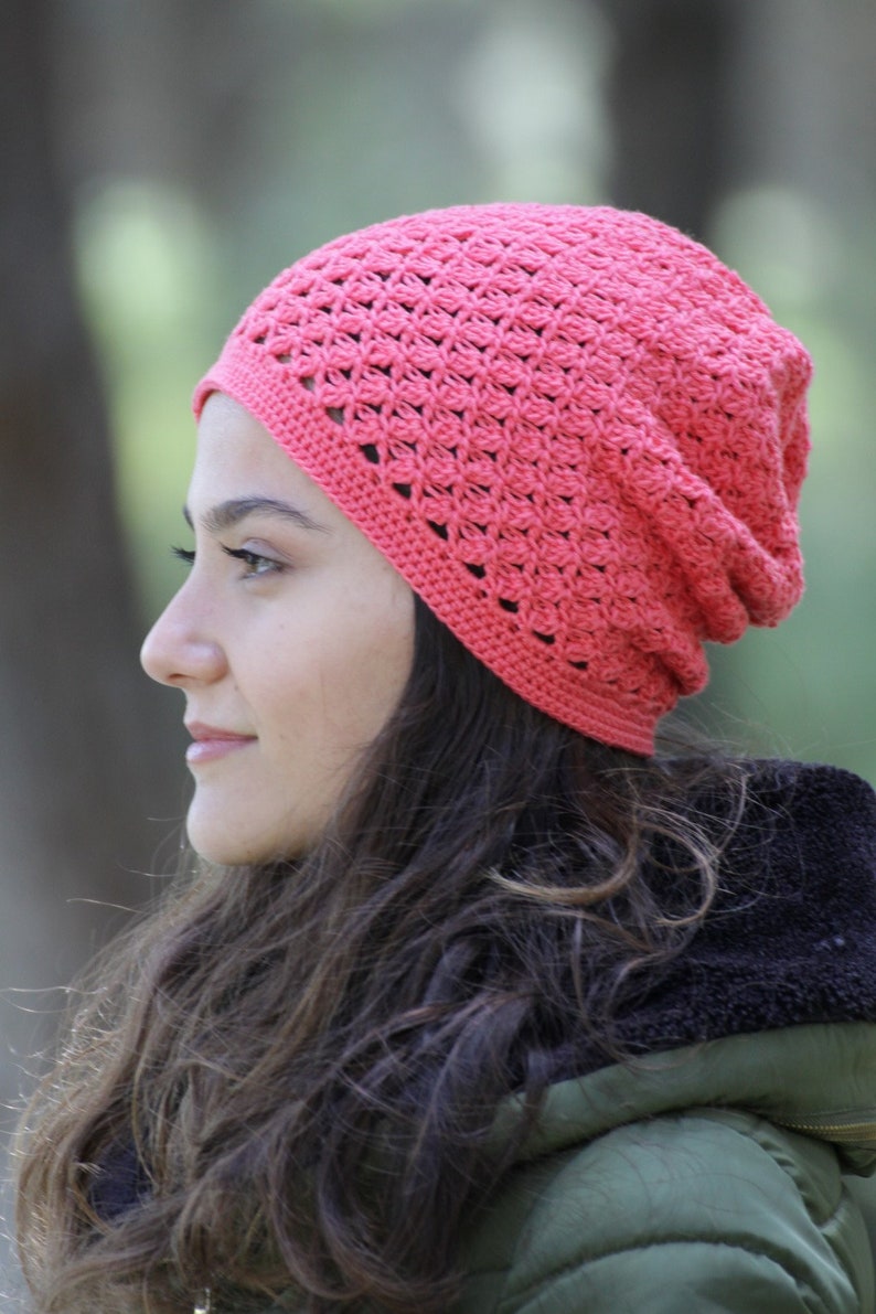 Bonnet au crochet en coton doux à la main pour femmes, chapeau Boho slouchy de couleur corail profond, couvre-chef de printemps pour peaux sensibles image 4