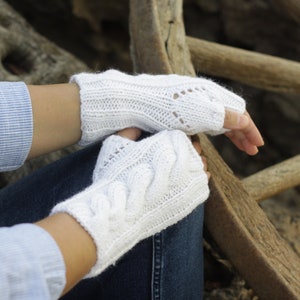Weiße gestrickte fingerlose Handschuhe, Damen Pulswärmer für den Winter