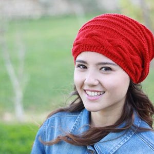 Pode incluir: Um gorro de malha vermelho com um design de tran&ccedil;a. O chap&eacute;u &eacute; feito de um material macio e quente, perfeito para o clima frio. Um acess&oacute;rio elegante para qualquer roupa.