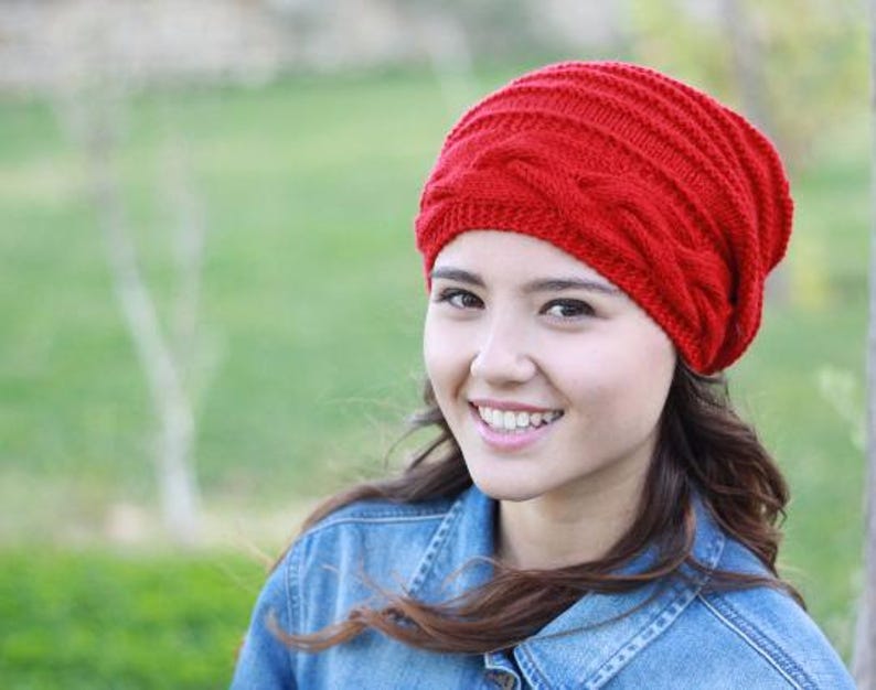Pode incluir: Um gorro de malha vermelho com um design de tran&ccedil;a. O chap&eacute;u &eacute; feito de um material macio e quente, perfeito para o clima frio. Um acess&oacute;rio elegante para qualquer roupa.
