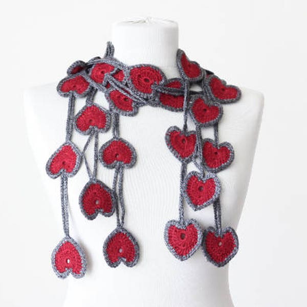 Écharpe coeur au crochet pour femmes dans les couleurs gris et rouge, accessoires d’hiver pour femmes, petite amie cadeau de la Saint-Valentin, cadeaux Bestie longue distance